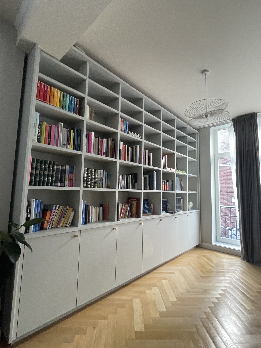 Bibliothèque MDF gris laqué et laiton massif à Lambersart — vue 1