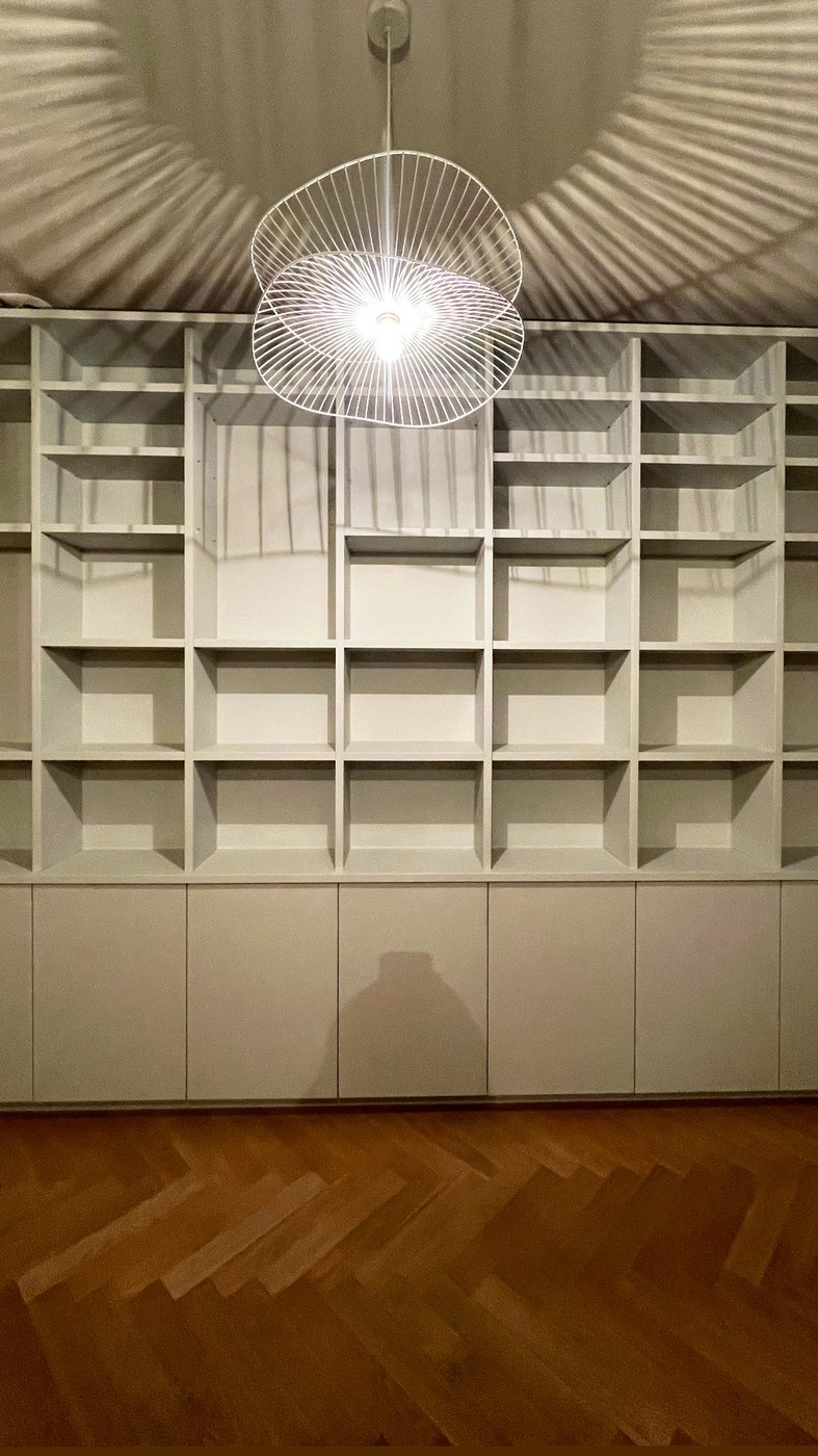 Bibliothèque sur mesure — vue vide avant décoration