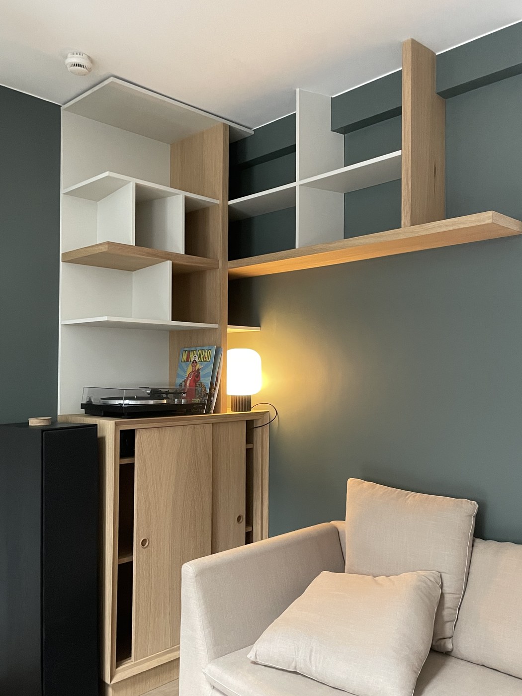 Bibliothèque sur mesure à Valenciennes — MDF hydro laqué blanc mat, vue 1