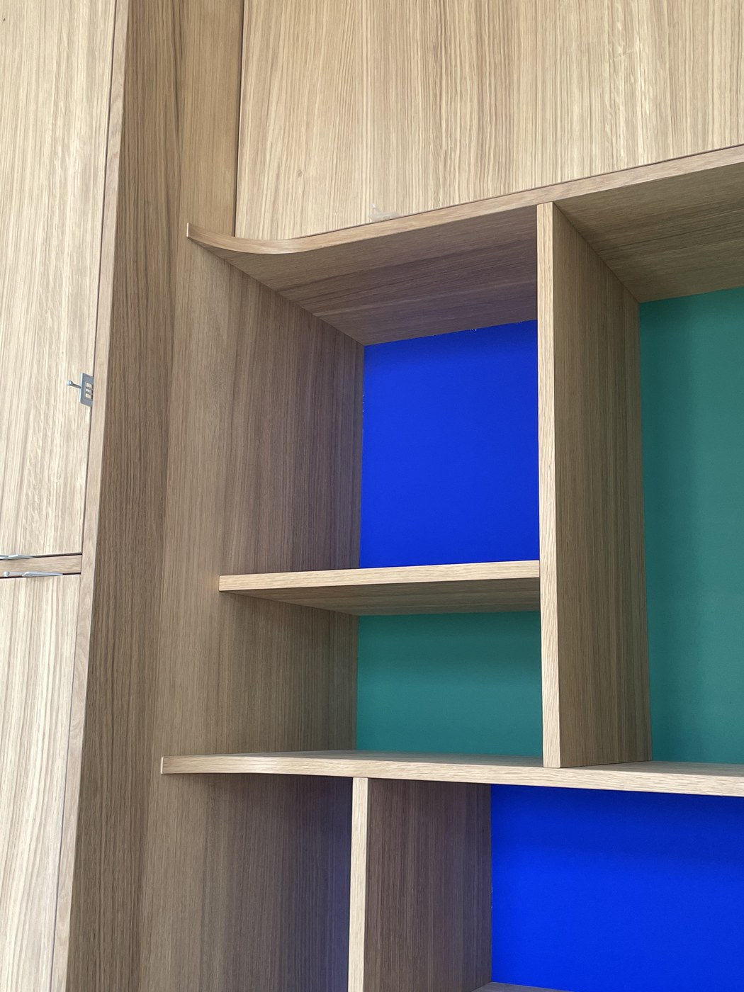 Bureau bibliothèque bleu Klein — vue 3