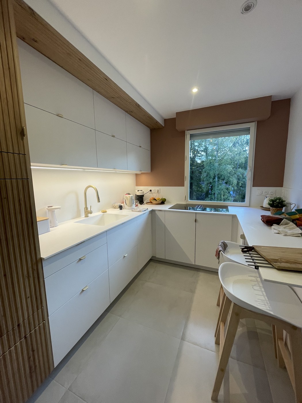 Cuisine décor chêne, solid surface et laiton — vue 3