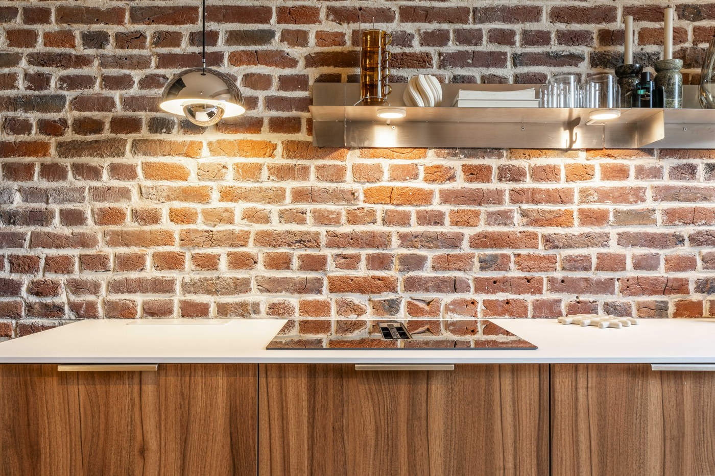 Cuisine sur mesure à Lille — décor noyer Egger, porte invisible, vue 1