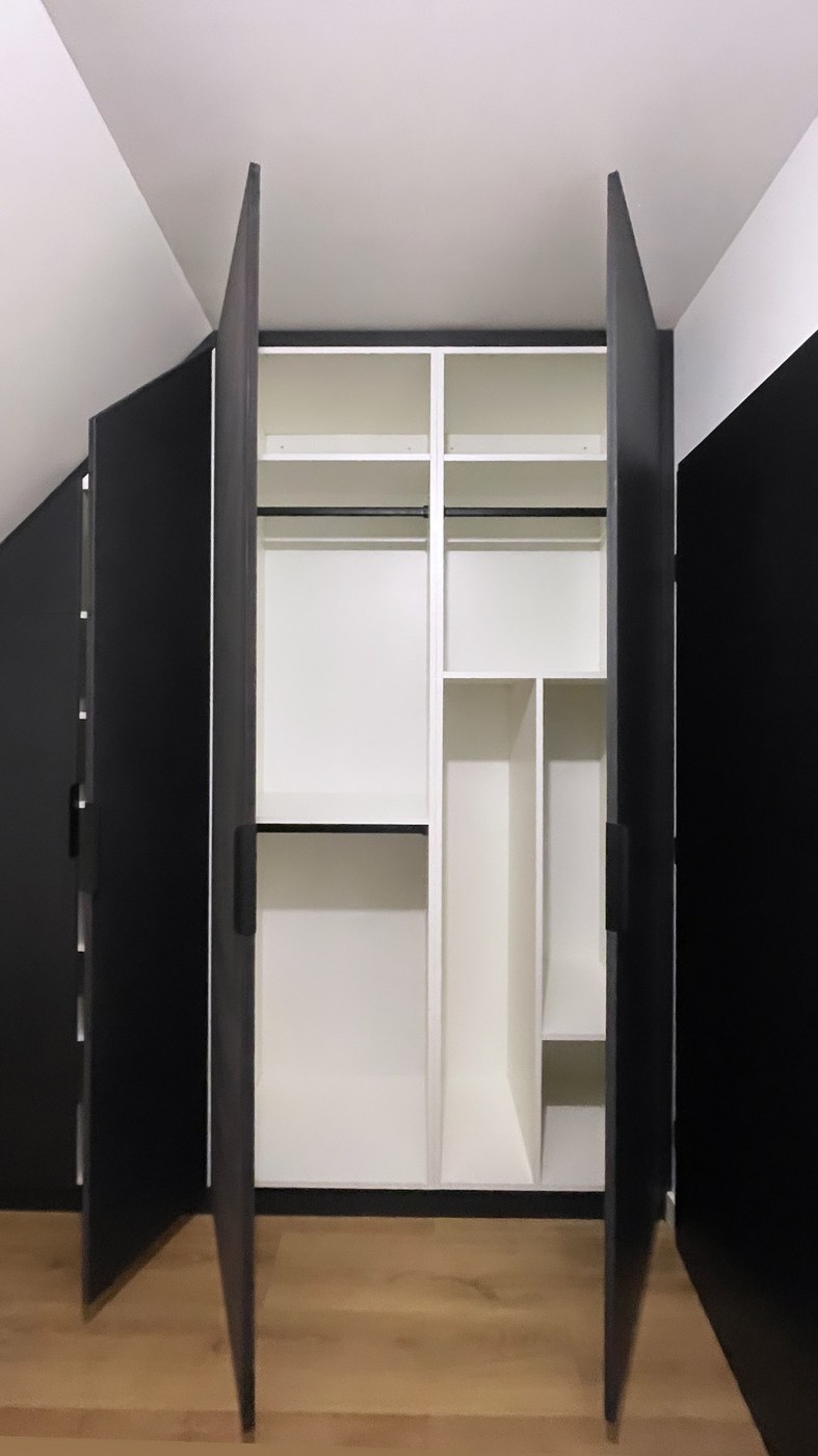 Dressing sous pente MDF noir — vue générale