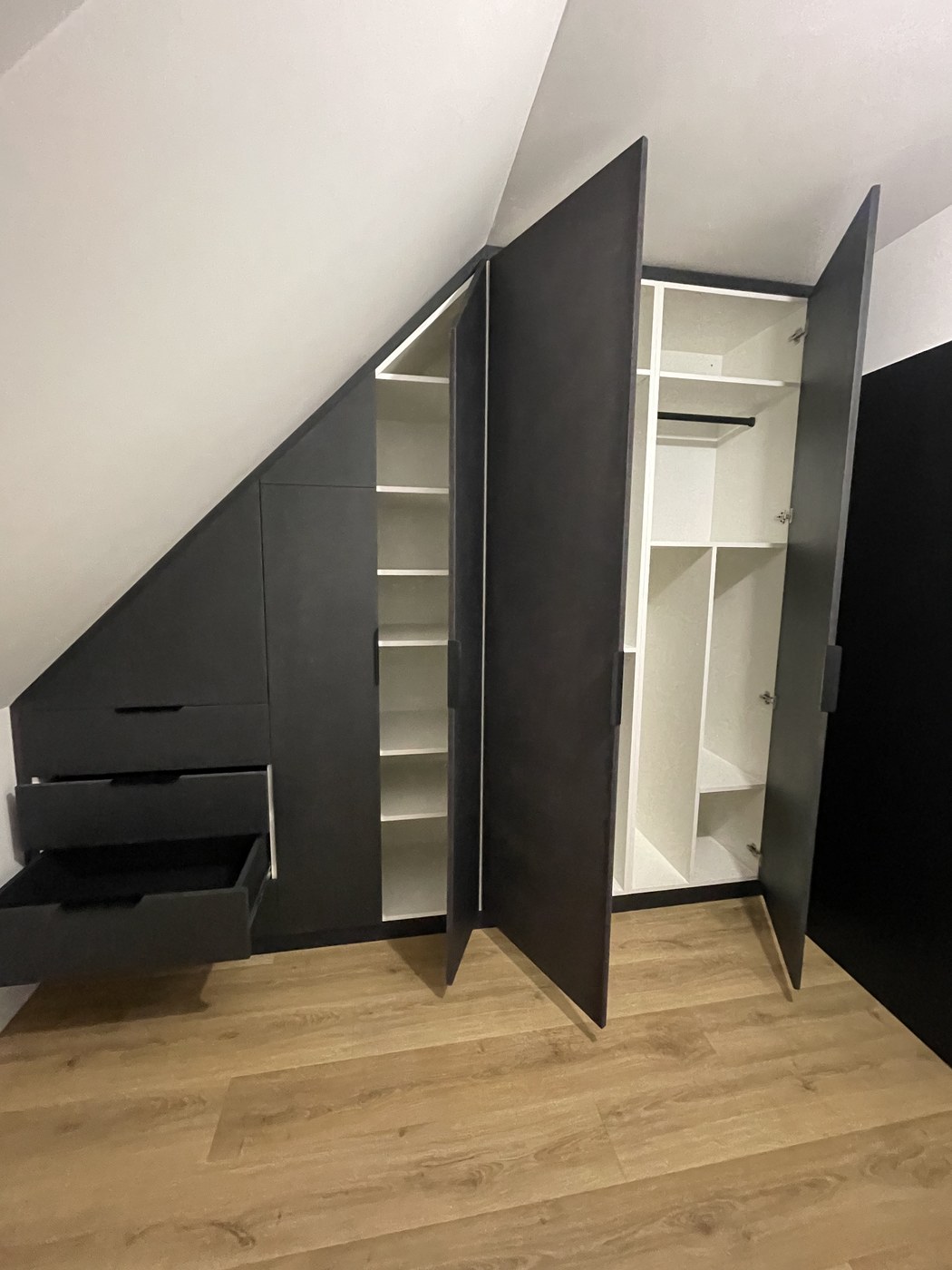 Dressing sous pente MDF noir teinté — détail