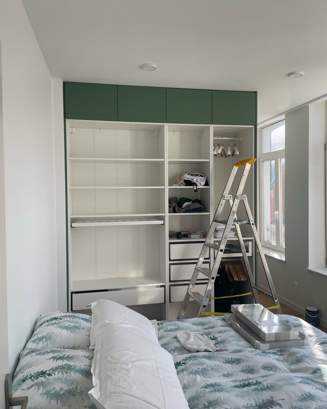 Dressing laqué vert et blanc — en cours de pose