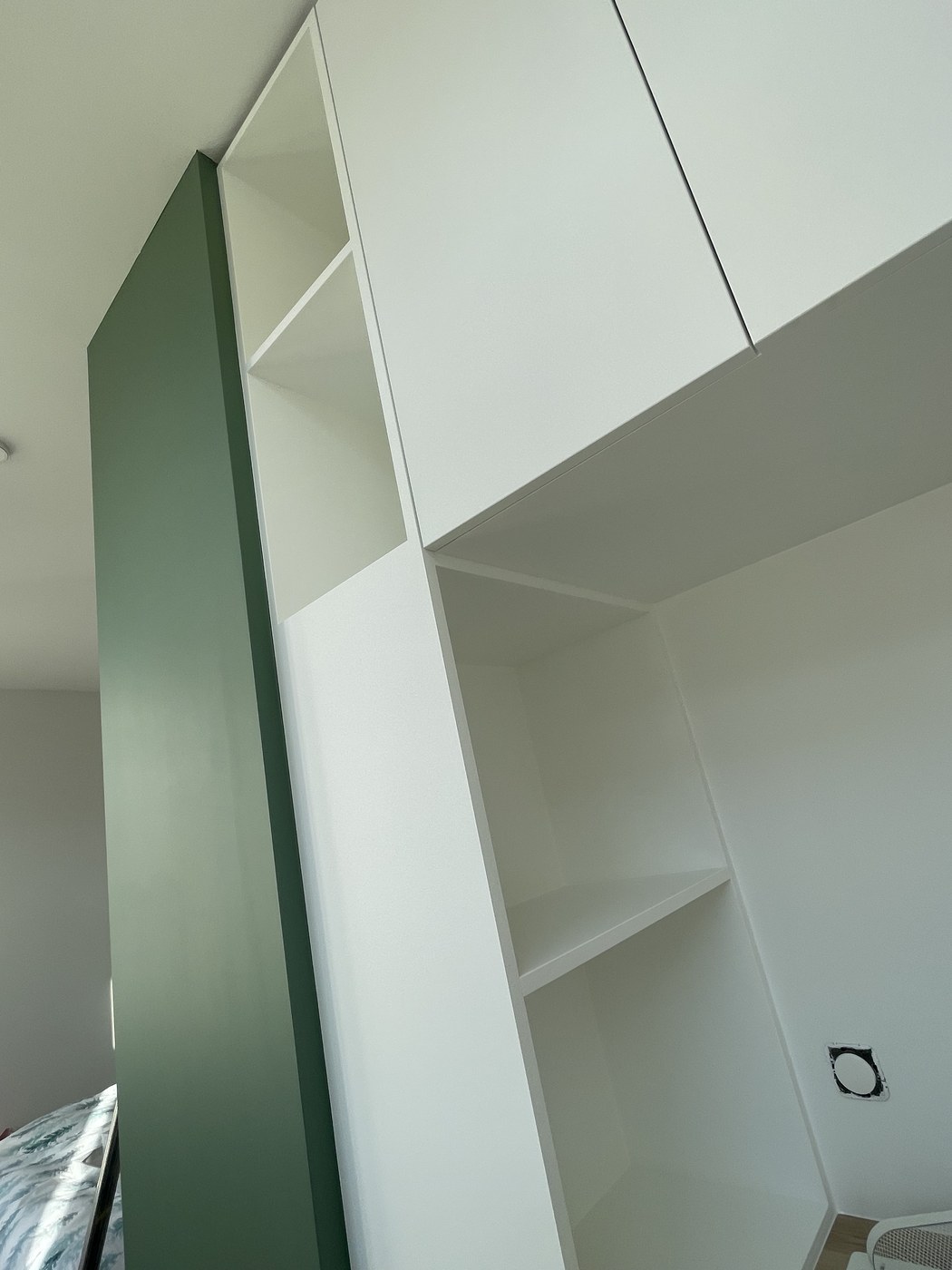 Dressing avec bureau intégré — détail bureau