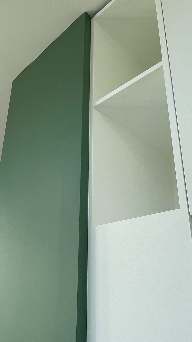 Dressing laqué vert et blanc — détail rangements