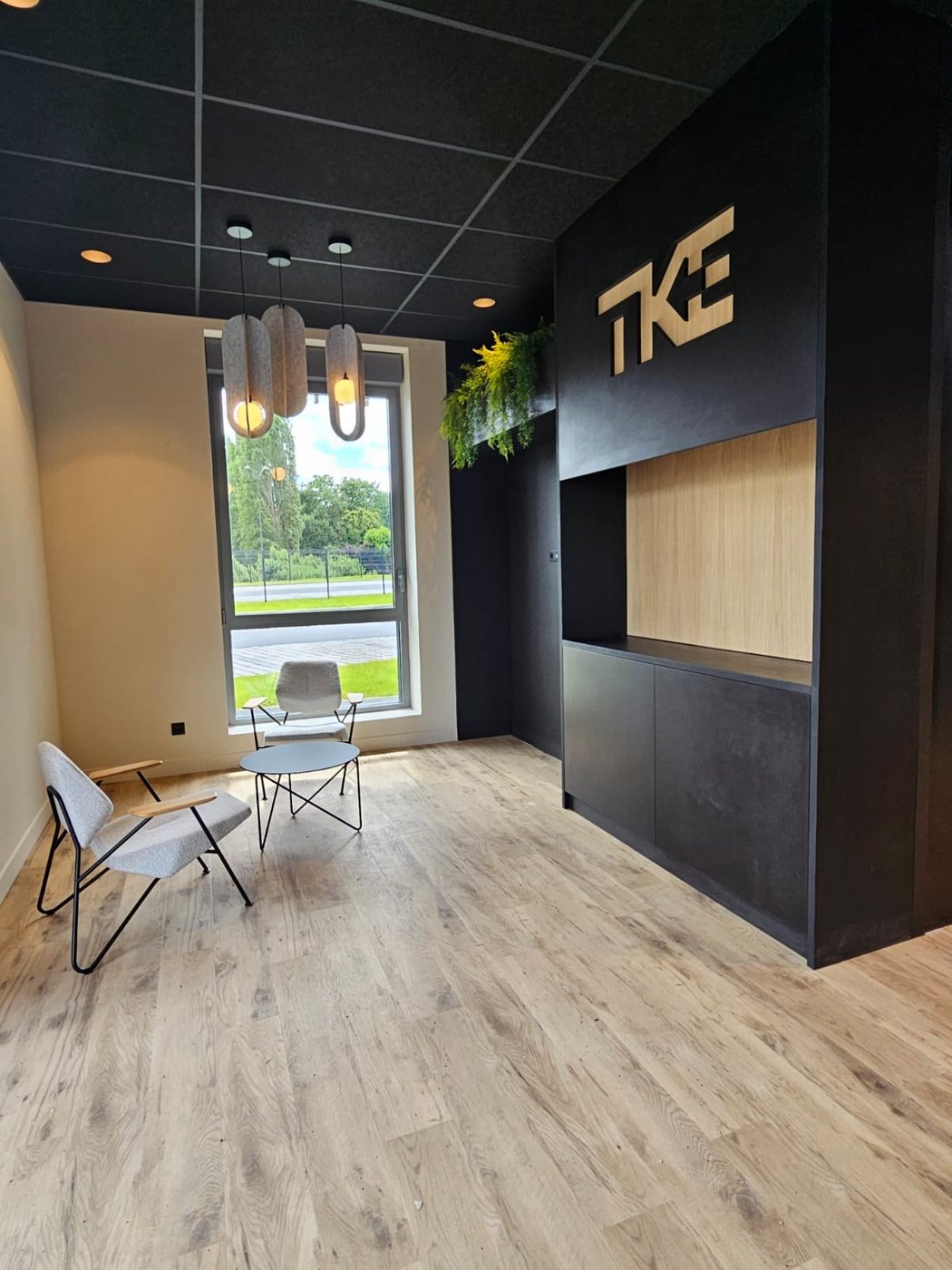 Meuble d'accueil siège social TKE — Bureau professionnel sur mesure