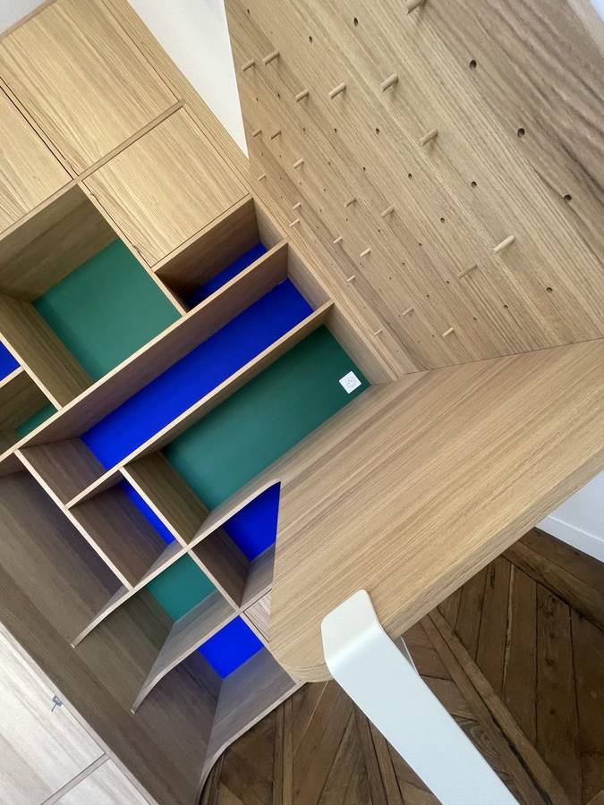 Bureau-bibliothèque sur mesure à Versailles — placage chêne huilé et peintures Ressources bleu Klein et vert sapin