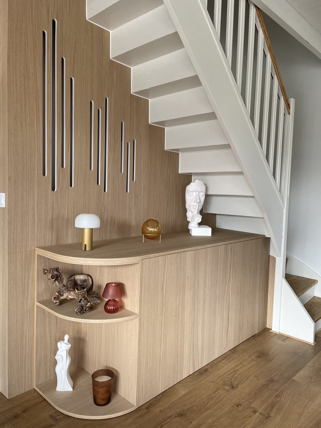 Meuble d'entrée sous escalier Shinnoki Ivory Oak — Saint-Omer