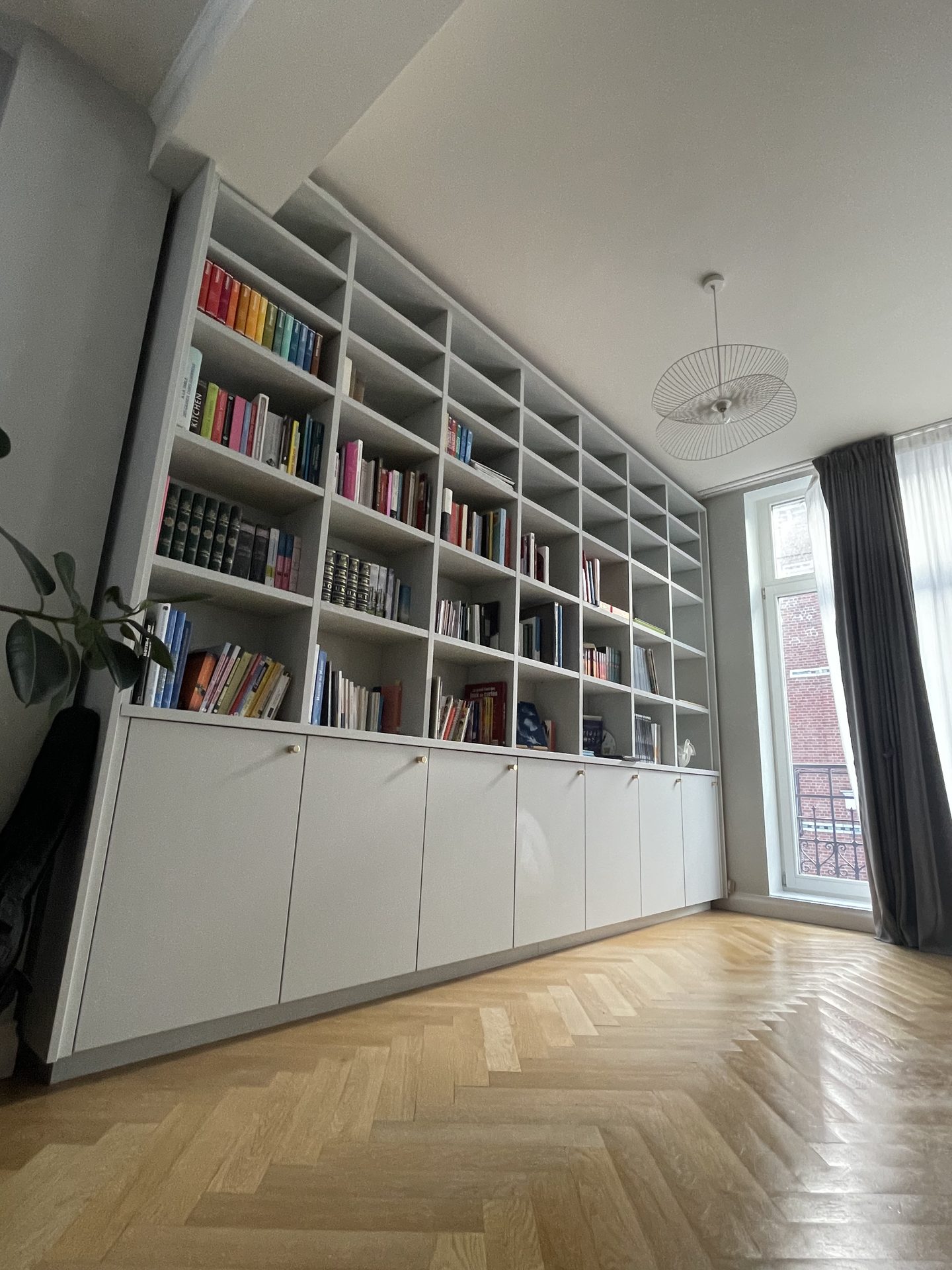 Bibliothèque sur mesure 400 × 300 cm en MDF laqué gris à Lambersart — caissons fermés bas, niches ouvertes, poignées laiton doré