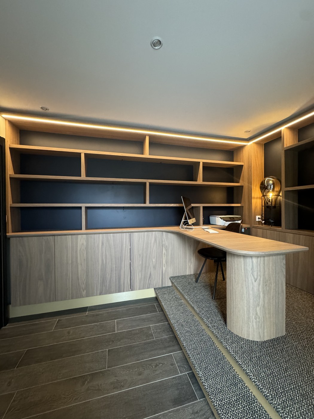 Lit estrade deux places avec bureau et bibliothèque — vue 2