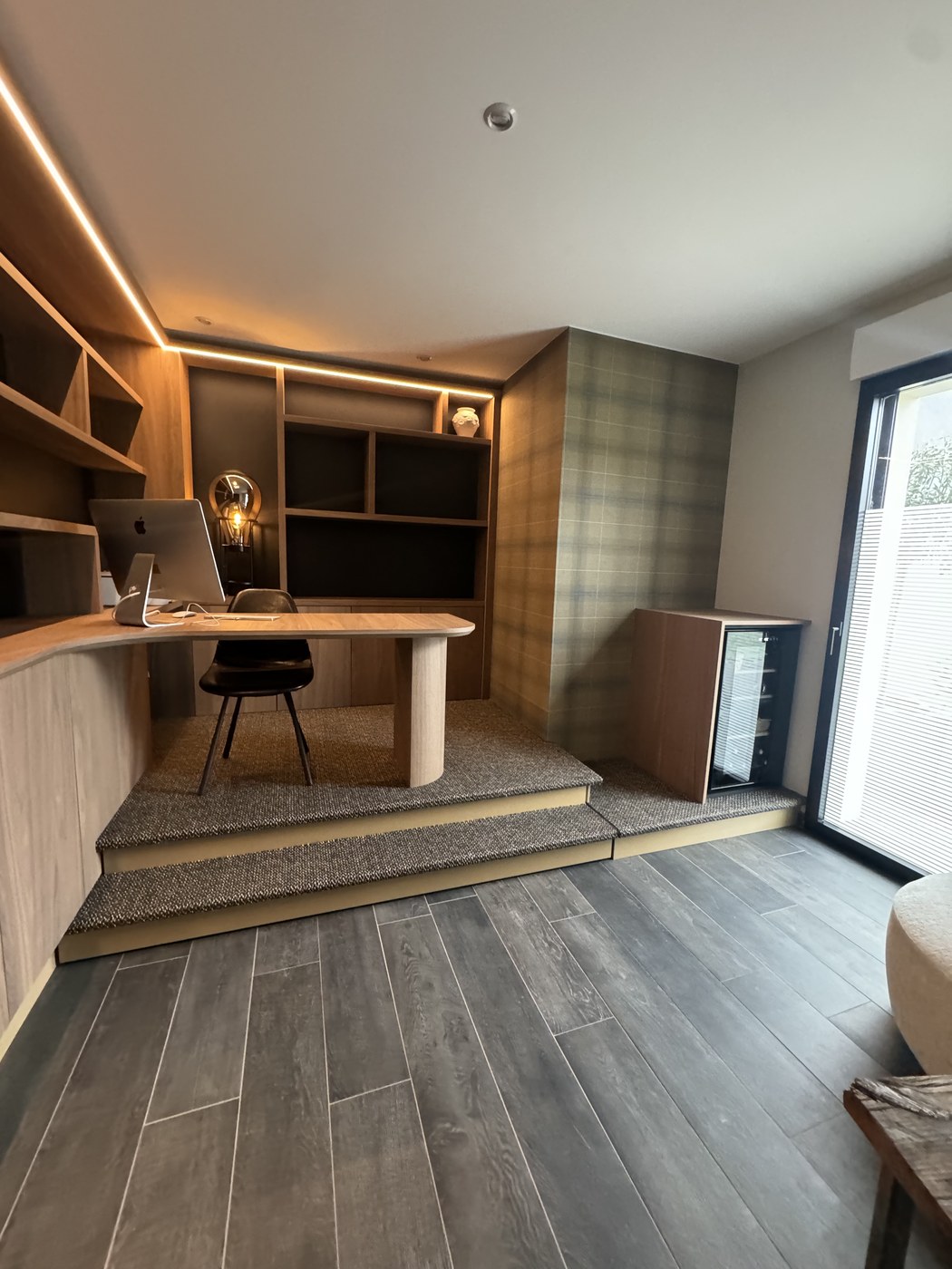 Lit estrade deux places avec bureau et bibliothèque — vue 3