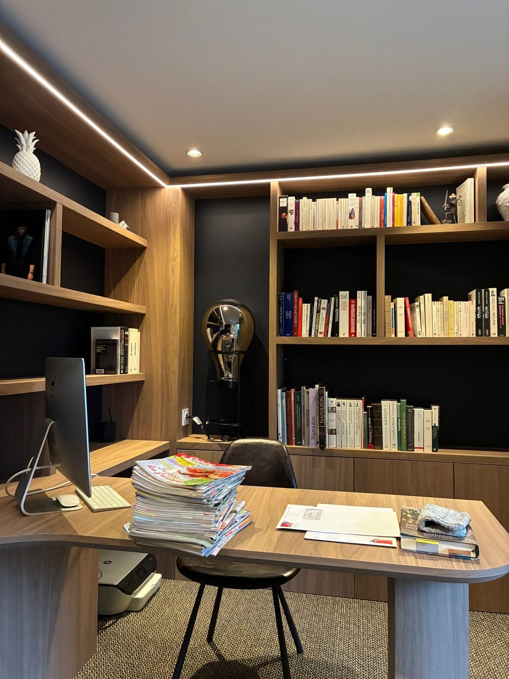 Lit estrade en place — vue d'ensemble de la chambre