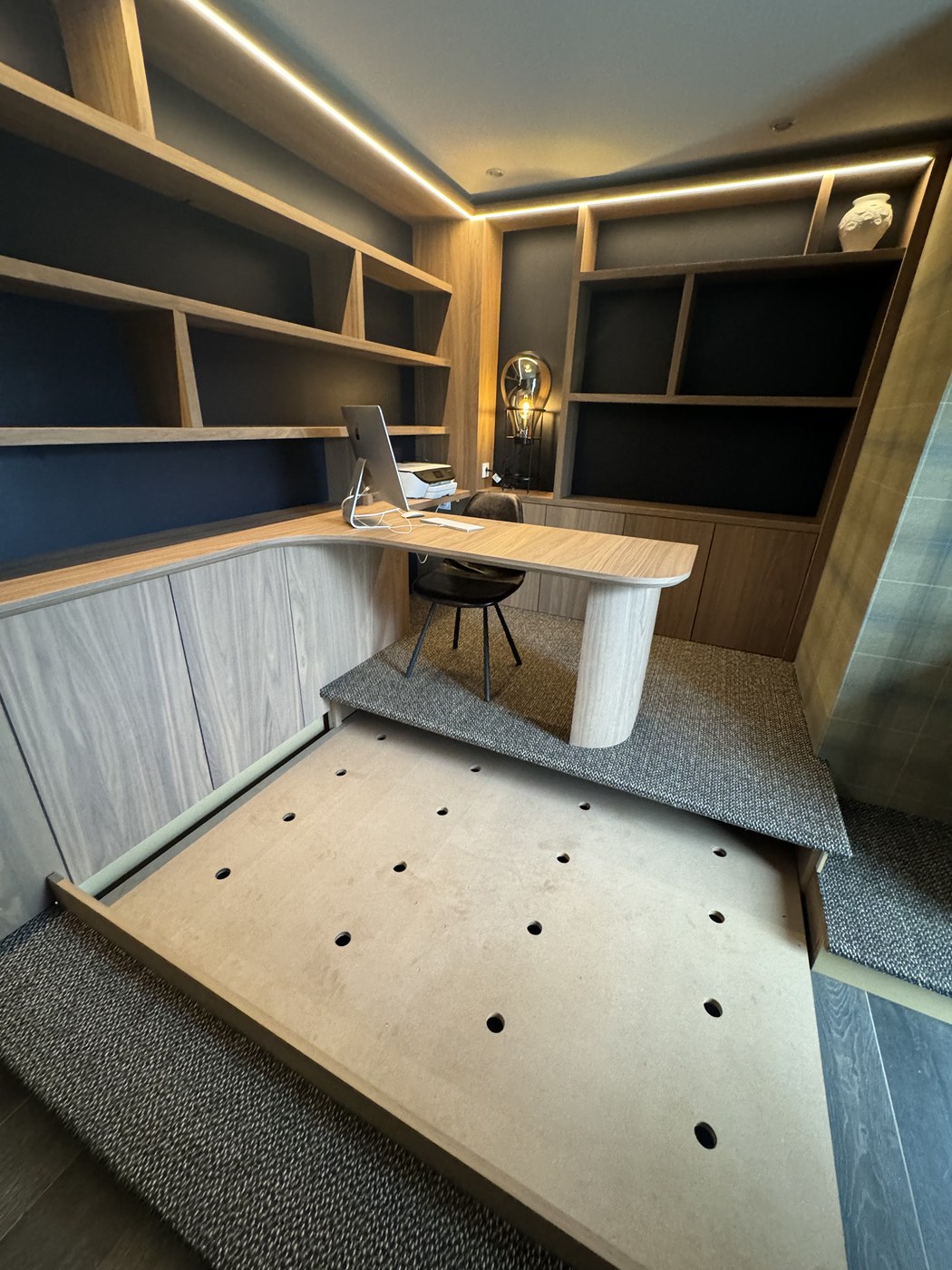 Lit estrade deux places avec bureau et bibliothèque intégrés — photo HERO