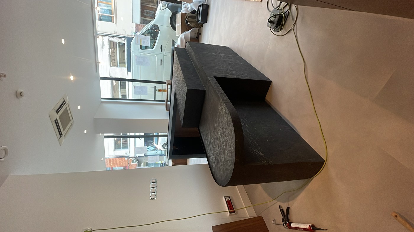 Détail mobilier boutique Egger — présentoirs et bibliothèques office de tourisme Béthune