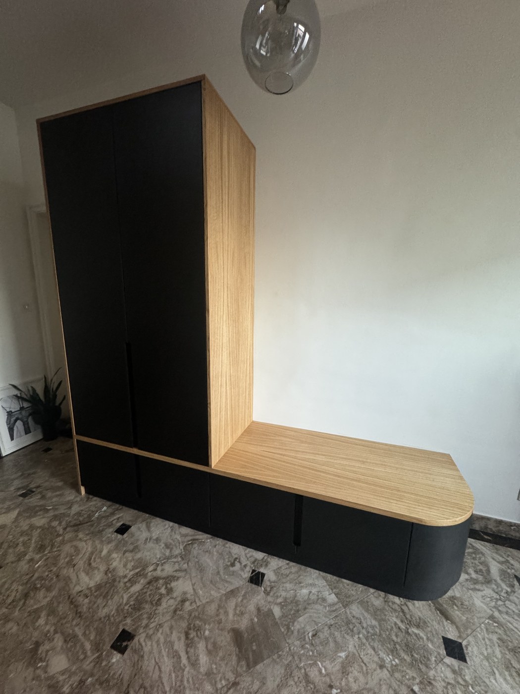 Meuble d'entrée sur mesure avec banquette intégrée — vue 2