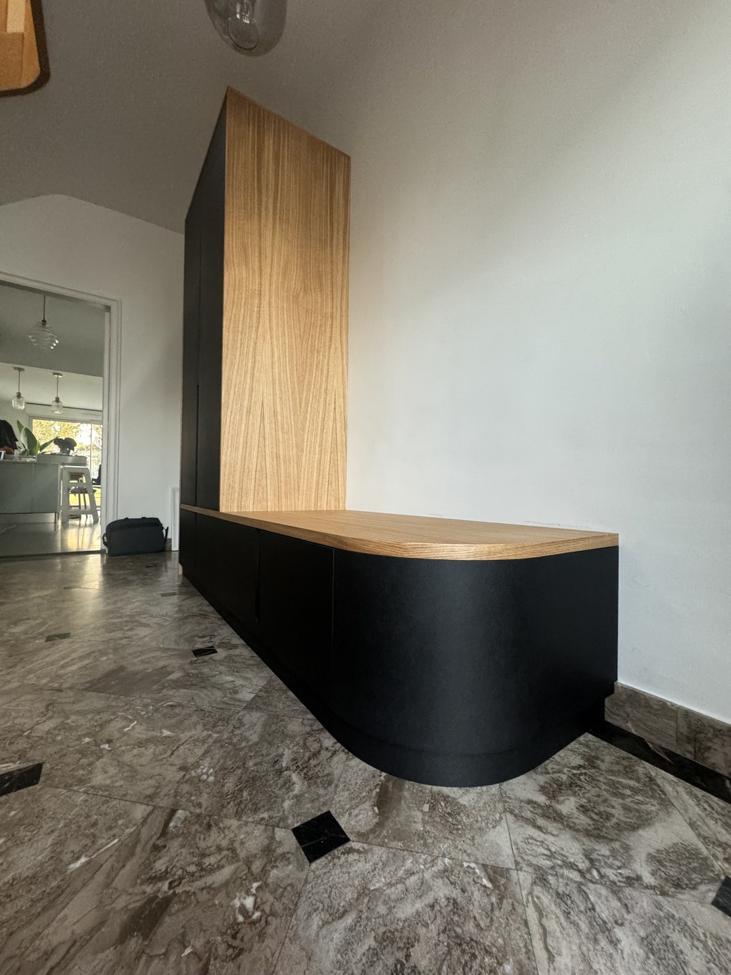 Meuble d'entrée sur mesure avec banquette intégrée — vue 3