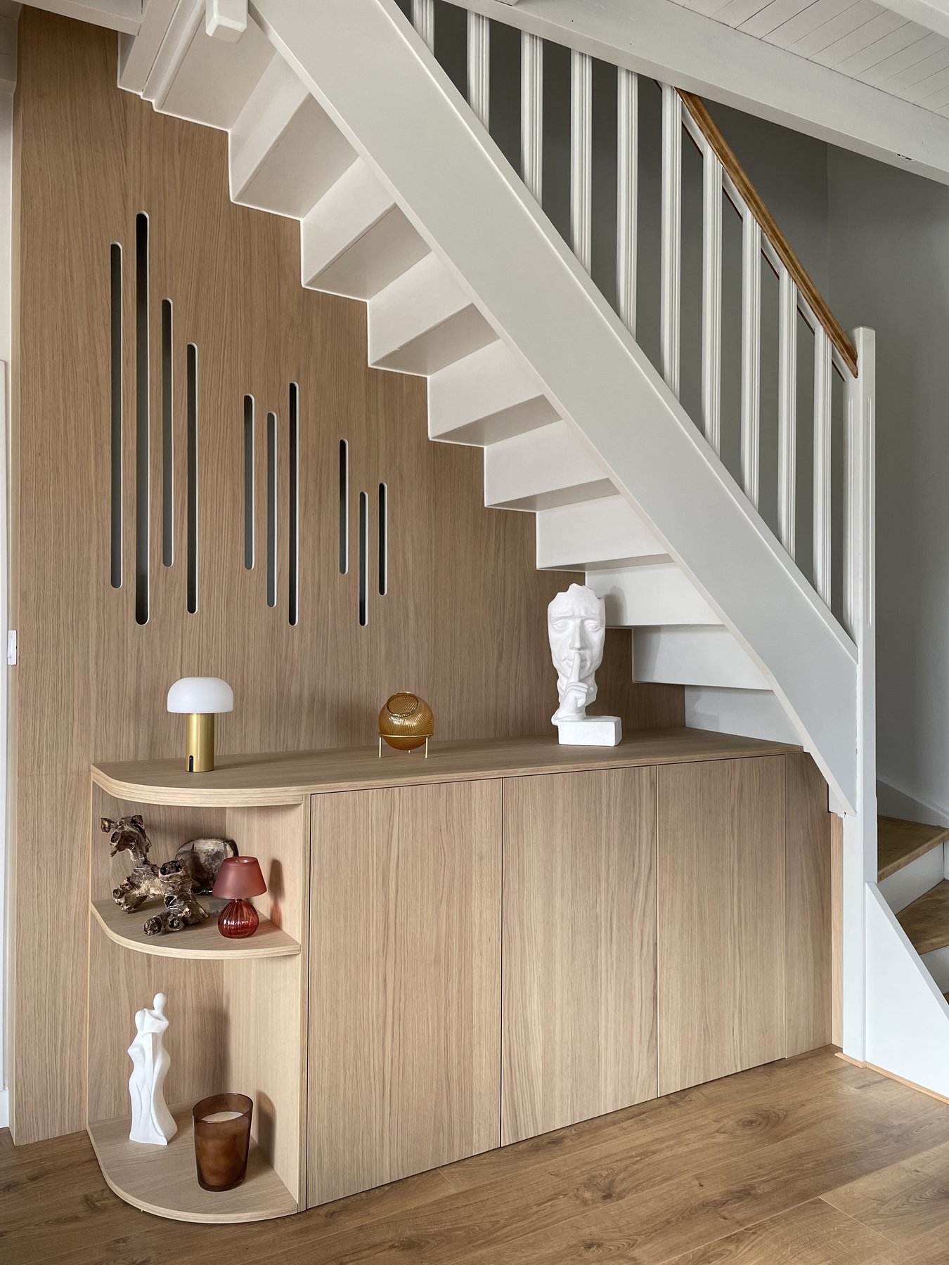 Meuble sous escalier Shinnoki — détail niches