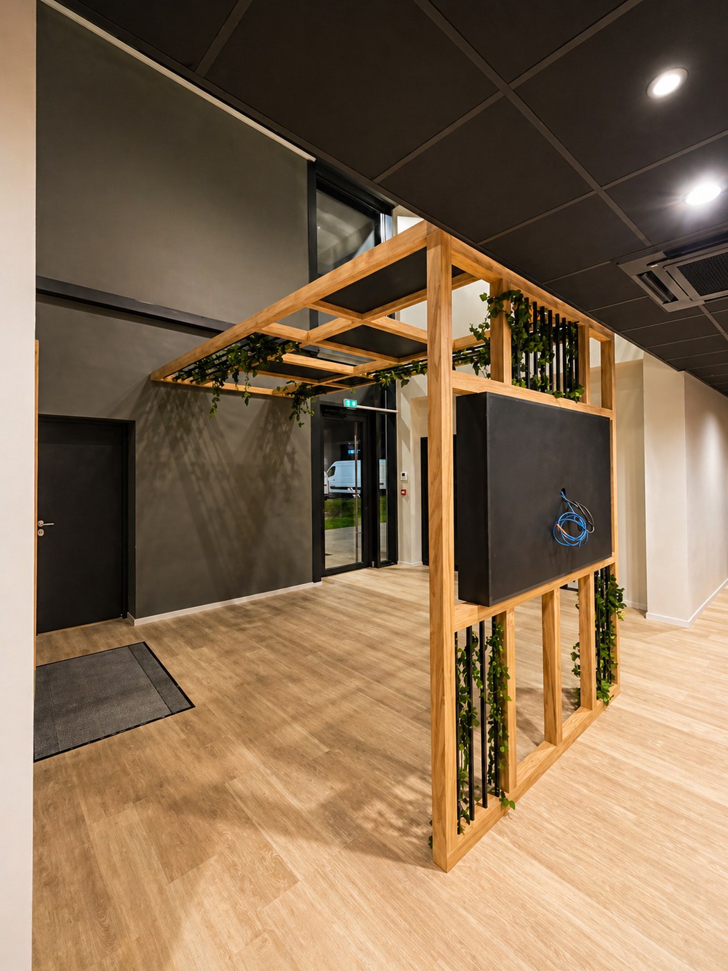 Pergola intérieure sur mesure pour bureaux à Glisy — Valchromat noir, vue 1
