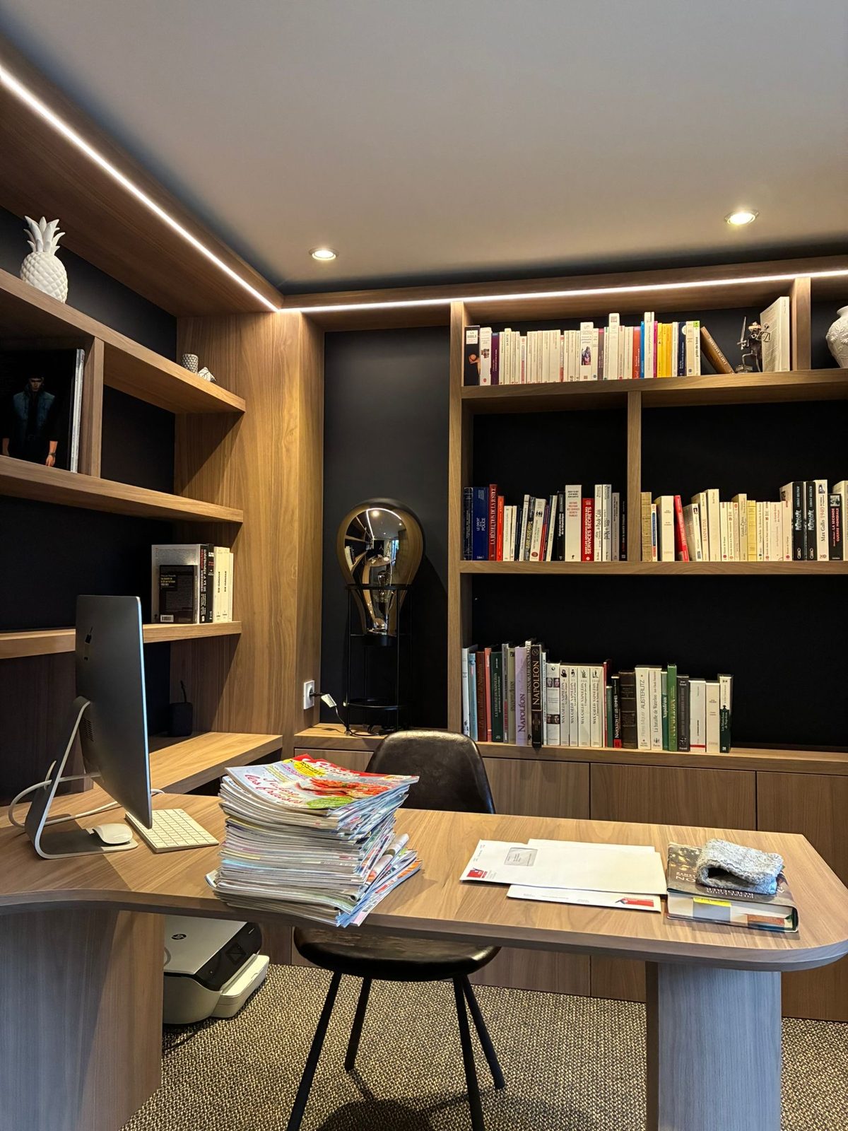 Lit estrade avec bureau et bibliothèque en noyer sur mesure — Saint-Omer
