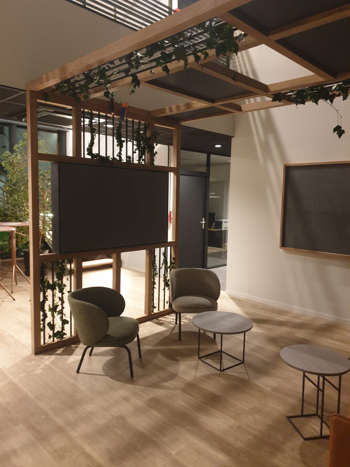 Pergola intérieure bureaux Glisy — Valchromat noir, tubes acier 20 mm, végétaux stabilisés