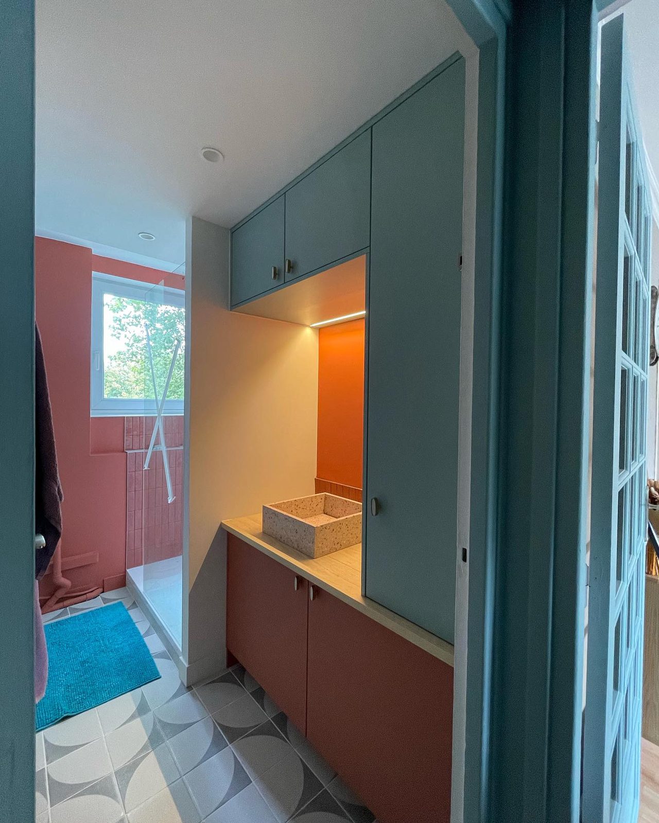 Salle de bain bleu et terracotta avec Wom Interior — MDF hydro mat