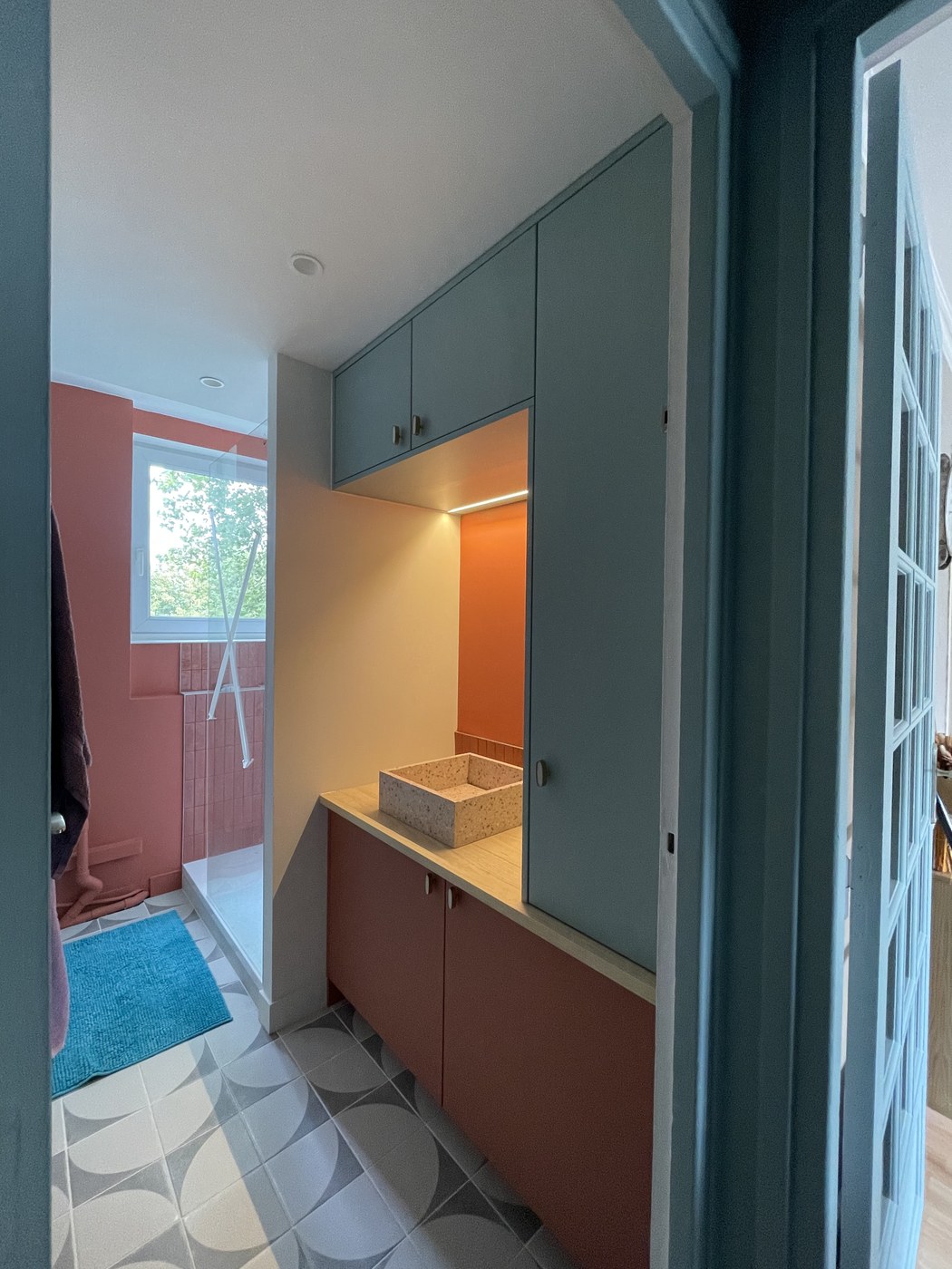 Salle de bain bleu et terracotta — vue 3